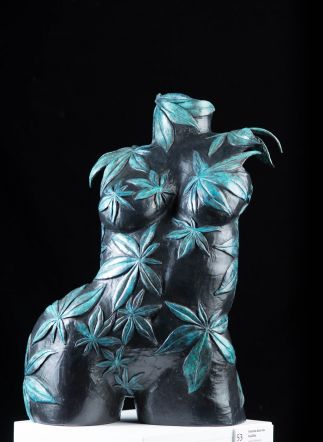 Femme Dans Les Feuilles